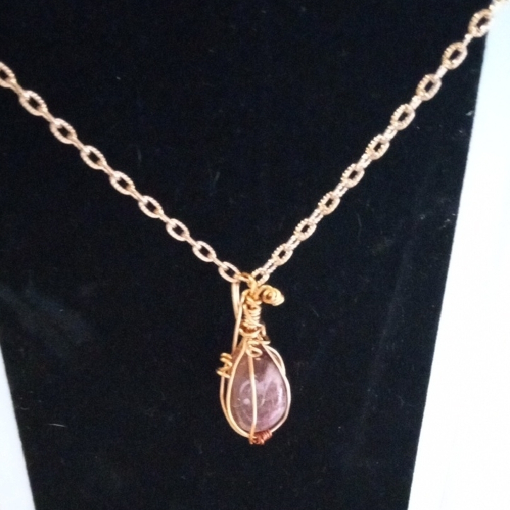 Elegant Gold and Purple Pendant Necklace